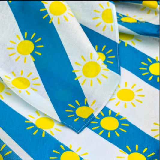 Foulard Limone&Sole Riviera en coton blanc à rayures bleu Méditerranée et motifs soleils jaunes