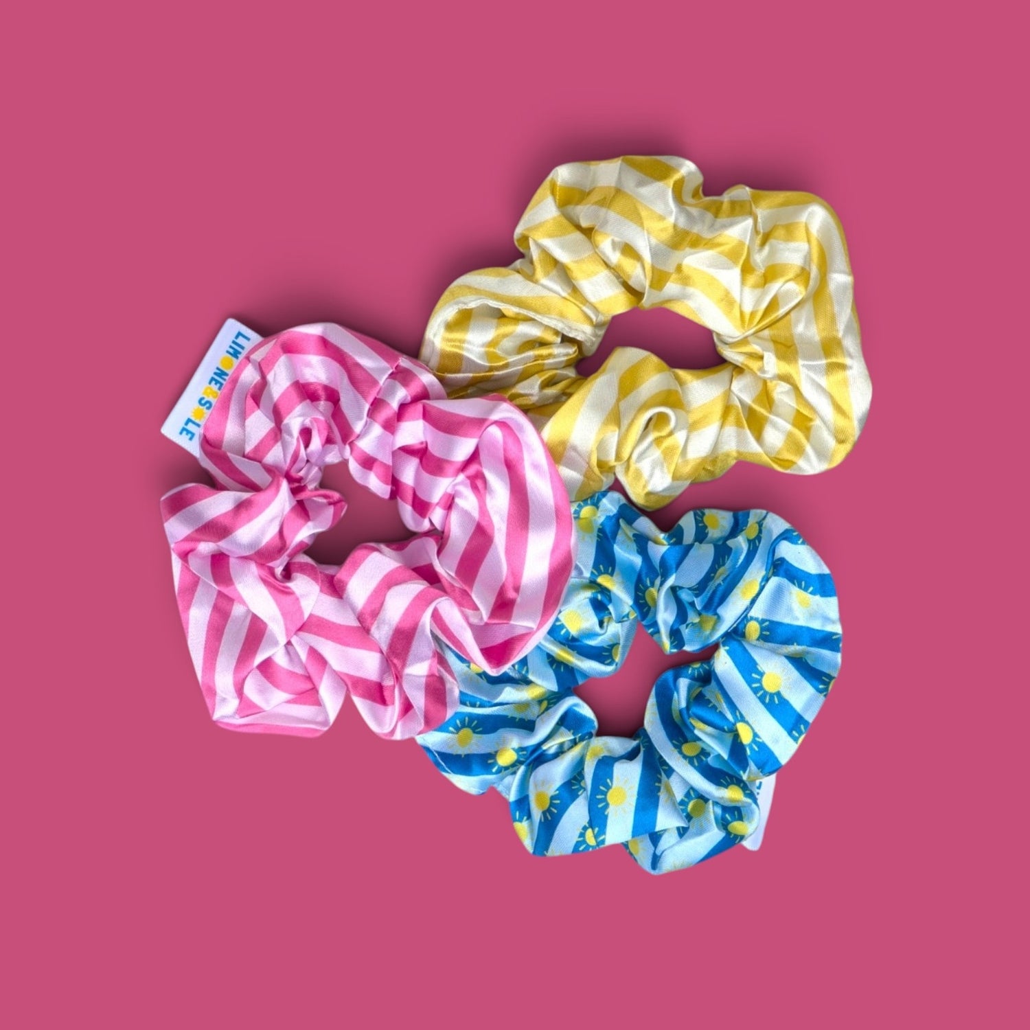 Trio de chouchous en satin Limone&Sole aux motifs rayés bleu, jaune et rose avec étiquette tissée.