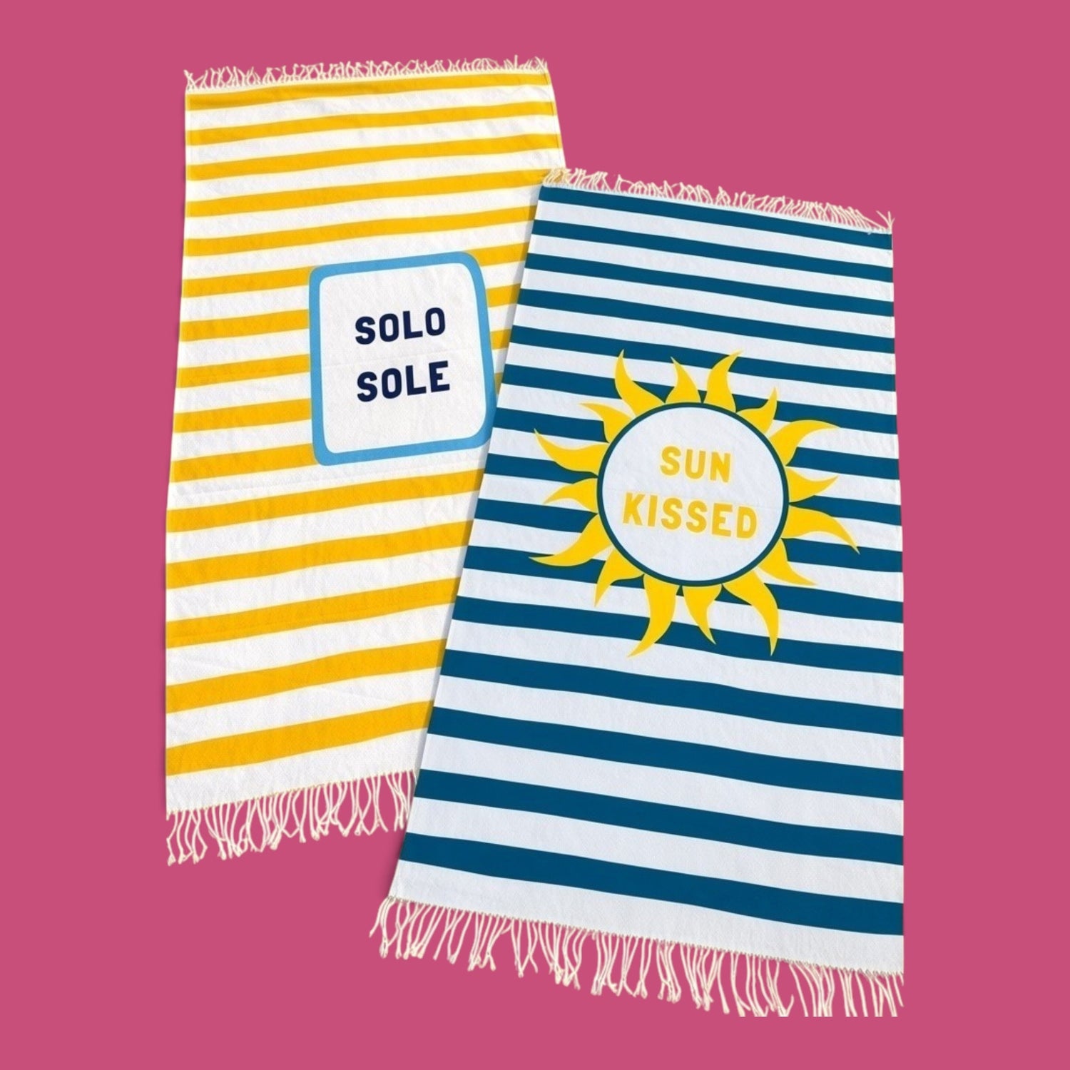 Deux foutas Limone&Sole en coton rayé, l'une jaune et l'autre bleue, avec des motifs estivaux et des franges.