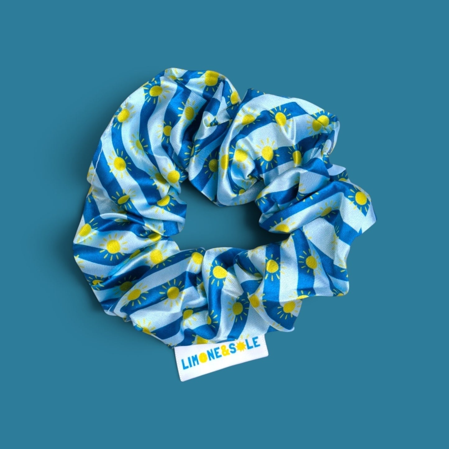 Chouchou Riviera Limone&Sole en satin bleu à rayures et motifs soleils jaunes, accessoire cheveux doux et brillant