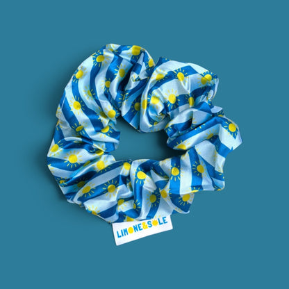 Chouchou Riviera Limone&Sole en satin bleu à rayures et motifs soleils jaunes, accessoire cheveux doux et brillant