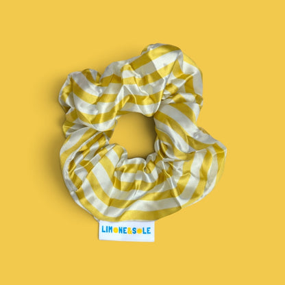 Chouchou en satin Limone&Sole jaune et blanc à rayures avec étiquette tissée sur fond jaune