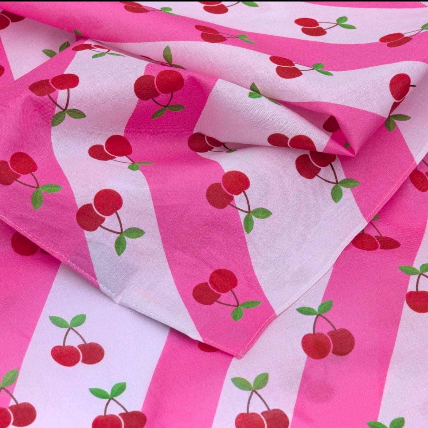 Foulard carré Limone&Sole en coton léger avec motif de cerises rouges sur rayures diagonales roses et blanches