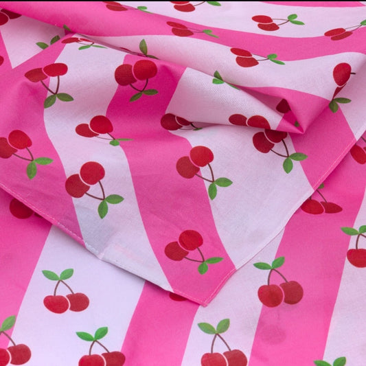 Foulard carré Limone&Sole en coton léger avec motif de cerises rouges sur rayures diagonales roses et blanches