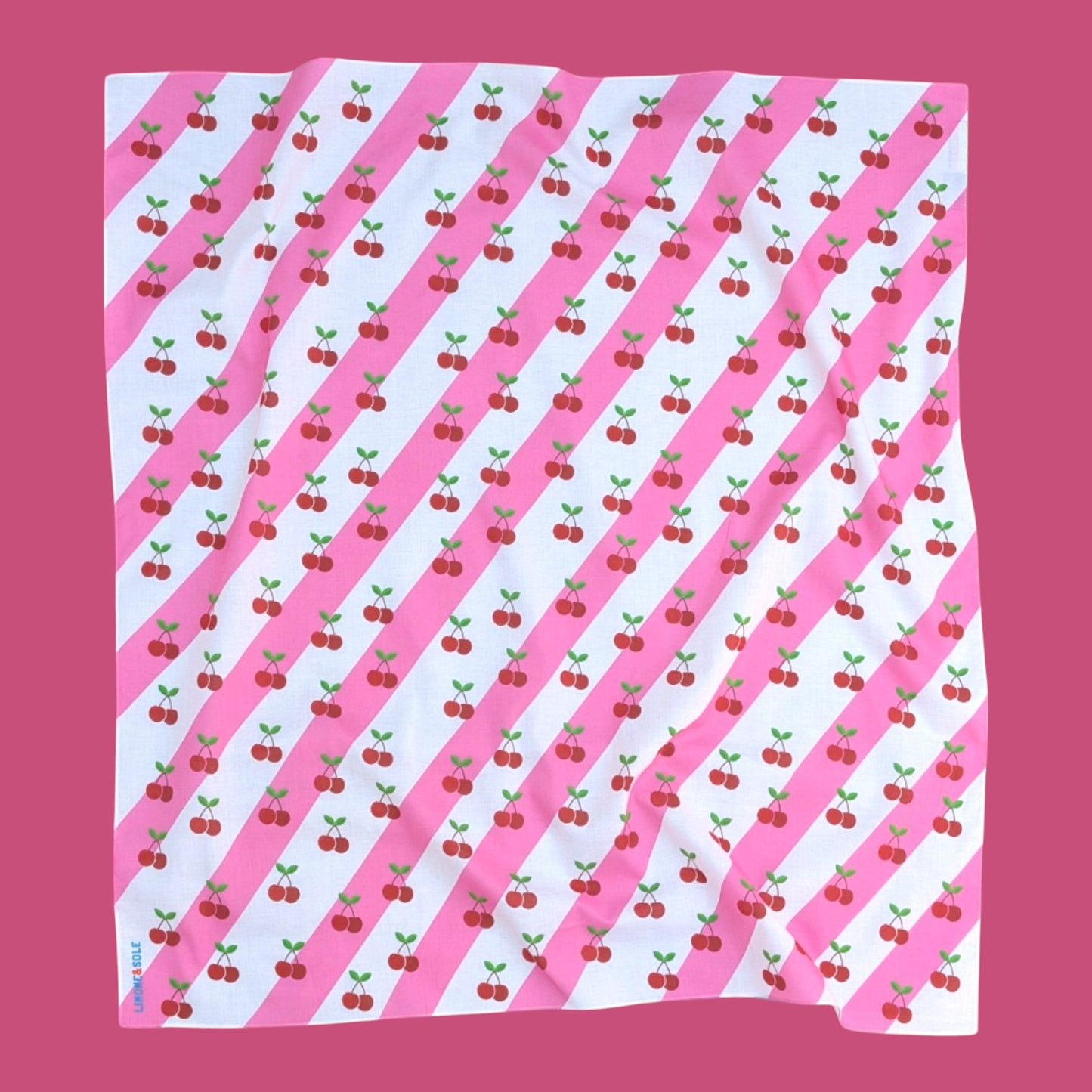 Foulard carré Limone&Sole en coton léger à motif de cerises rouges sur fond de rayures diagonales roses et blanches