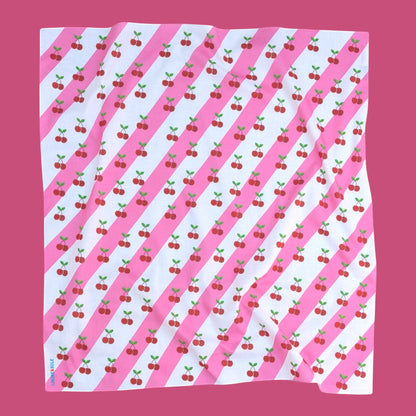 Foulard carré Limone&Sole en coton léger à motif de cerises rouges sur fond de rayures diagonales roses et blanches
