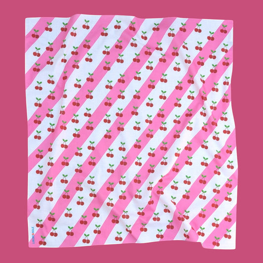 Foulard carré Limone&Sole en coton léger à motif de cerises rouges sur fond de rayures diagonales roses et blanches