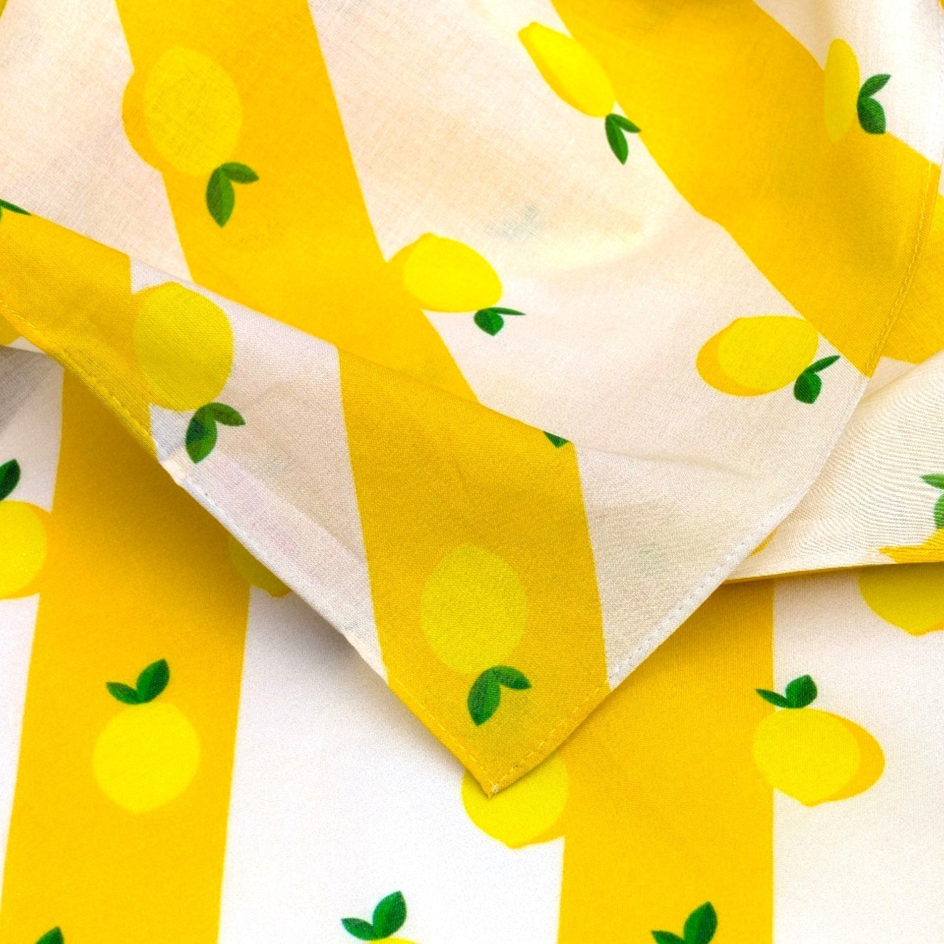 Foulard Limone&Sole en coton blanc et jaune avec motif de citrons et rayures diagonales, format carré 70x70 cm