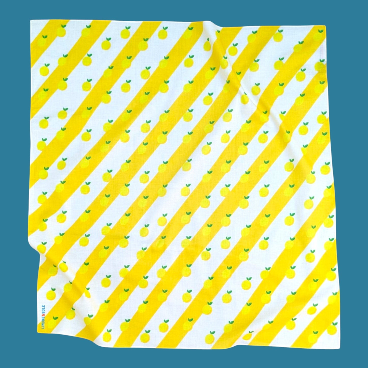 Foulard carré Limone&Sole en coton blanc à rayures jaunes diagonales et motifs citrons pour un style estival italien