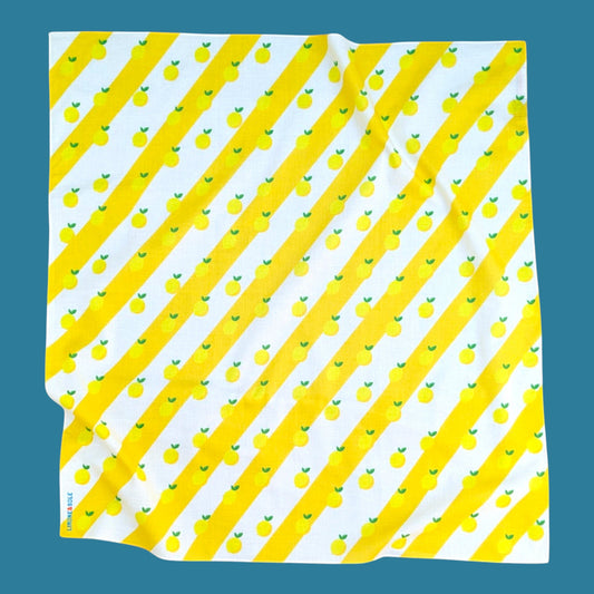 Foulard carré Limone&Sole en coton blanc à rayures jaunes diagonales et motifs citrons pour un style estival italien