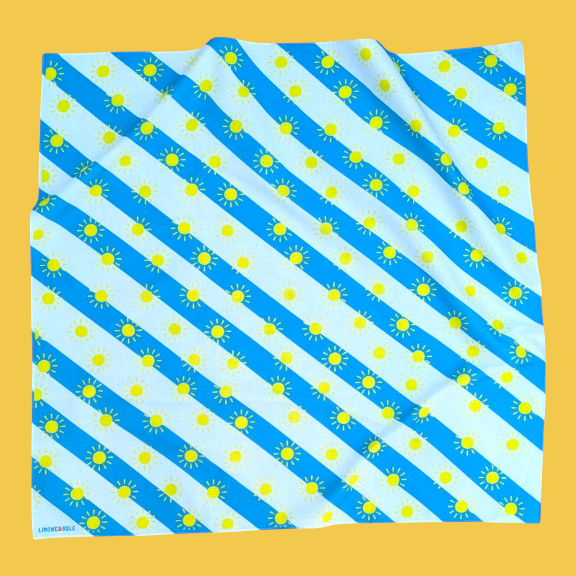 Foulard carré Limone&Sole en coton bleu et blanc avec motif rayures et petits soleils jaunes, style Riviera.