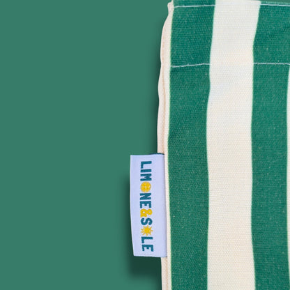 Gros plan sur l'étiquette de marque Limone&Sole sur un tote bag rayé vert et crème en tissu technique