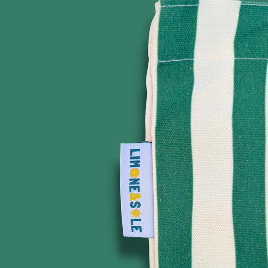 Gros plan sur l'étiquette de marque Limone&Sole sur un tote bag rayé vert et crème en tissu technique